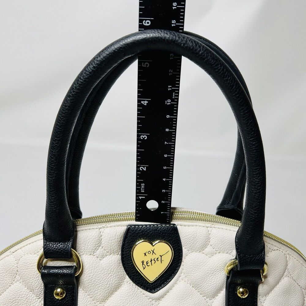 BETSEY JOHNSON WHITE AND BLACK HEART QUILTED SATCHEL HANDBAG CLASSIC - Picture 5 of 10